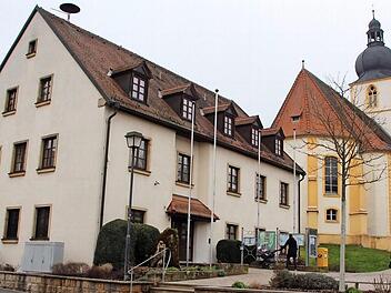 Rathaus und Kirche sind im überwiegend evangelisch geprägten Rentweinsdorf unmittelbare Nachbarn.  Foto: Eckehard Kiesewetter