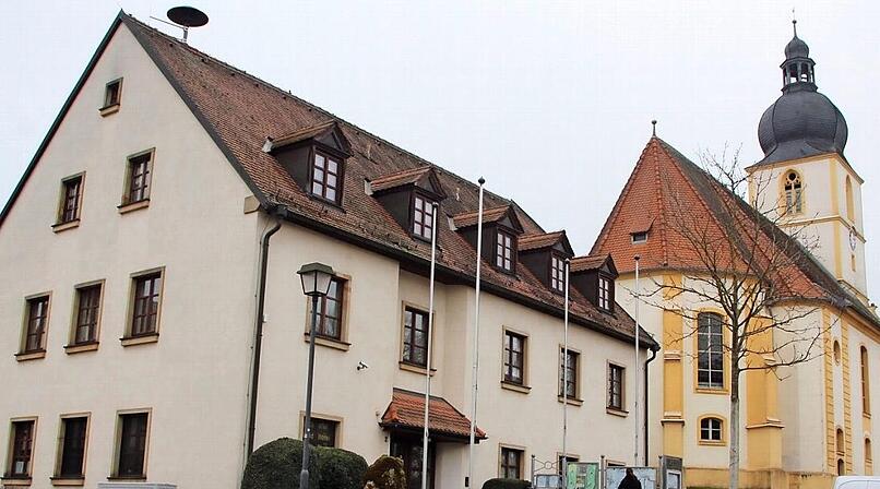Rathaus und Kirche sind im &uuml;berwiegend evangelisch gepr&auml;gten Rentweinsdorf unmittelbare Nachbarn.  Foto: Eckehard Kiesewetter