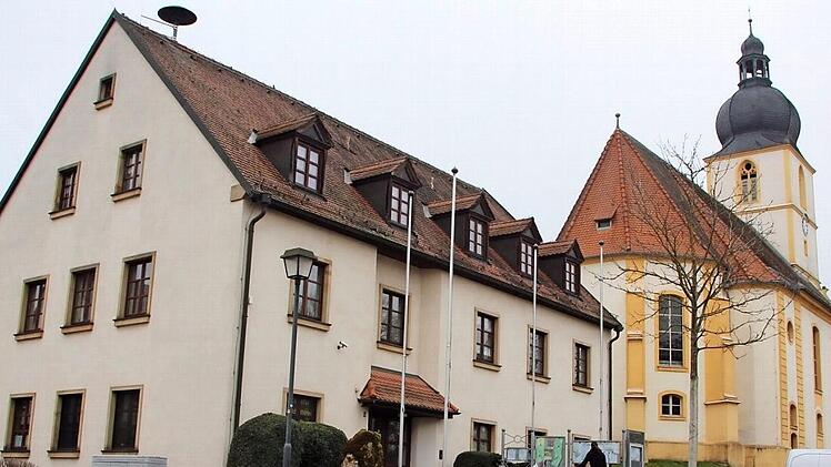Rathaus und Kirche sind im überwiegend evangelisch geprägten Rentweinsdorf unmittelbare Nachbarn.  Foto: Eckehard Kiesewetter