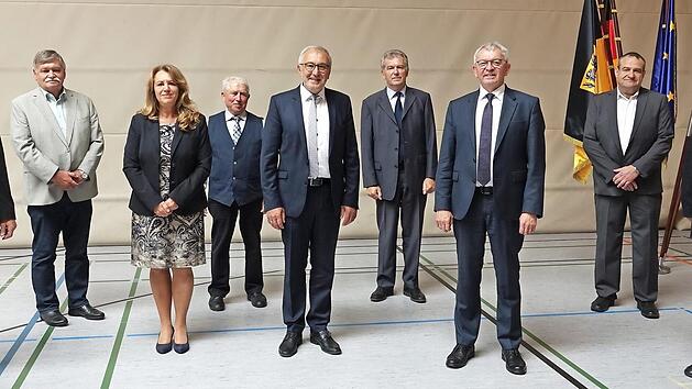 Landrat Johann Kalb (3. v. r.) verabschiedet die ausgeschiedenen Bürgermeister. Foto: Landratsamt Bamberg