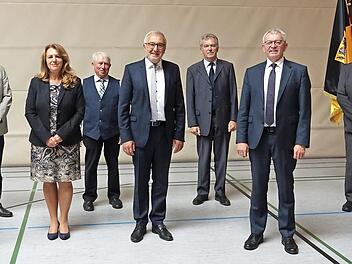 Landrat Johann Kalb (3. v. r.) verabschiedet die ausgeschiedenen B&uuml;rgermeister. Foto: Landratsamt Bamberg