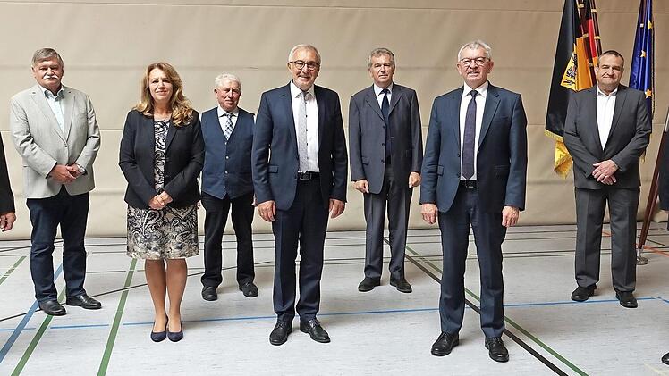 Landrat Johann Kalb (3. v. r.) verabschiedet die ausgeschiedenen Bürgermeister. Foto: Landratsamt Bamberg