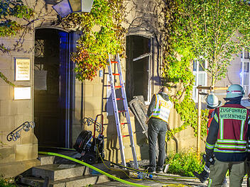 Castell: Explosion setzt Bankfiliale in Brand - drei Täter auf der Flucht