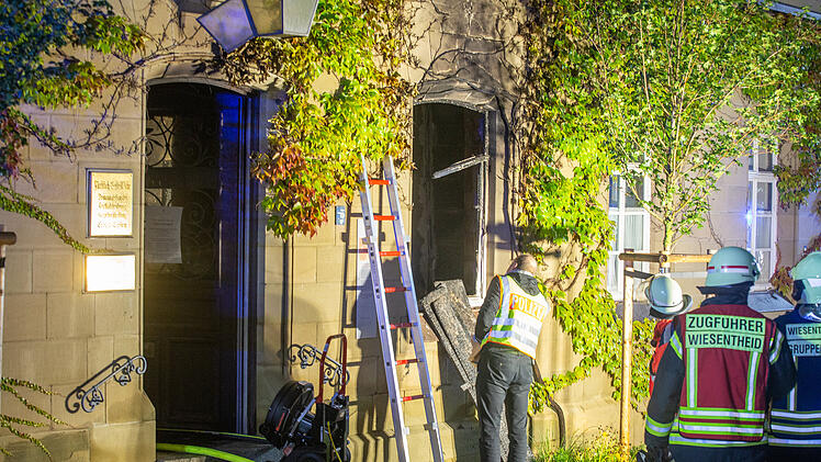 Castell: Explosion setzt Bankfiliale in Brand - drei Täter auf der Flucht