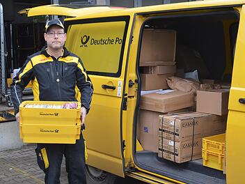 Zusteller Michael Kirchner lädt Päckchen und Briefe ein.