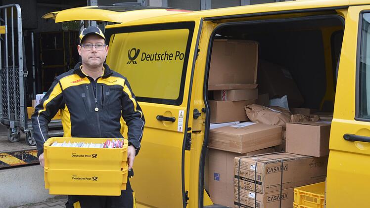 Zusteller Michael Kirchner lädt Päckchen und Briefe ein.