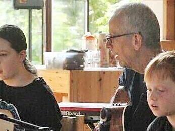 Sophia Götz (von links), Musiklehrer Christian Hirschler und Toni Hörmann beim Konzert