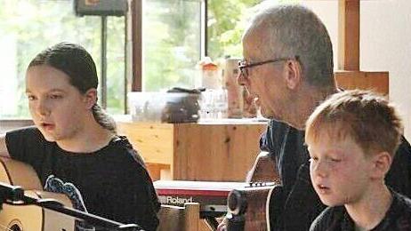 Sophia Götz (von links), Musiklehrer Christian Hirschler und Toni Hörmann beim Konzert