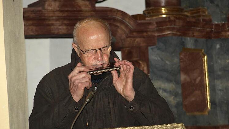 Richard Beck spielte Melodien auf der Mundharmonika