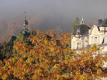 Der Fürstenhof in herbstlicher Blätterkulisse: Auf dem Grundstück haben jetzt die Bauarbeiten für den Umbau des ehemaligen Diabetes-Reha-Zentrums zum Luxus-Hotel-Resort begonnen. Foto: Norbert Klodwig