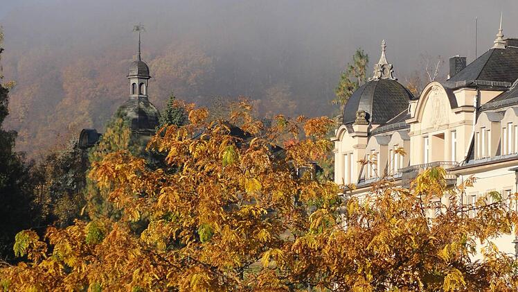 Der Fürstenhof in herbstlicher Blätterkulisse: Auf dem Grundstück haben jetzt die Bauarbeiten für den Umbau des ehemaligen Diabetes-Reha-Zentrums zum Luxus-Hotel-Resort begonnen. Foto: Norbert Klodwig