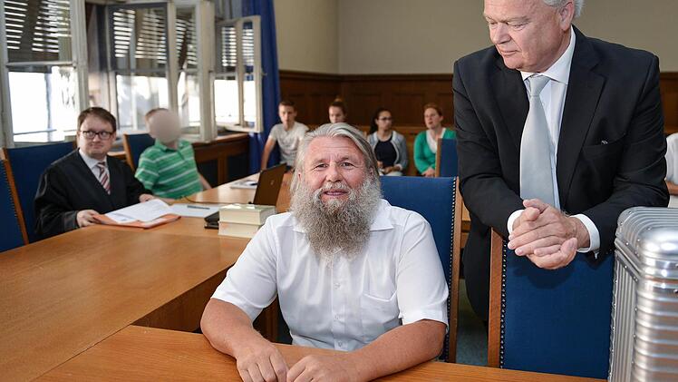 Der verurteilte Gerhard L. mit seinem ehemaligen Anwalt Axel Graemer vor Prozessbeginn im Juli 2015 im Landgericht Nürnberg.  Foto: dpa