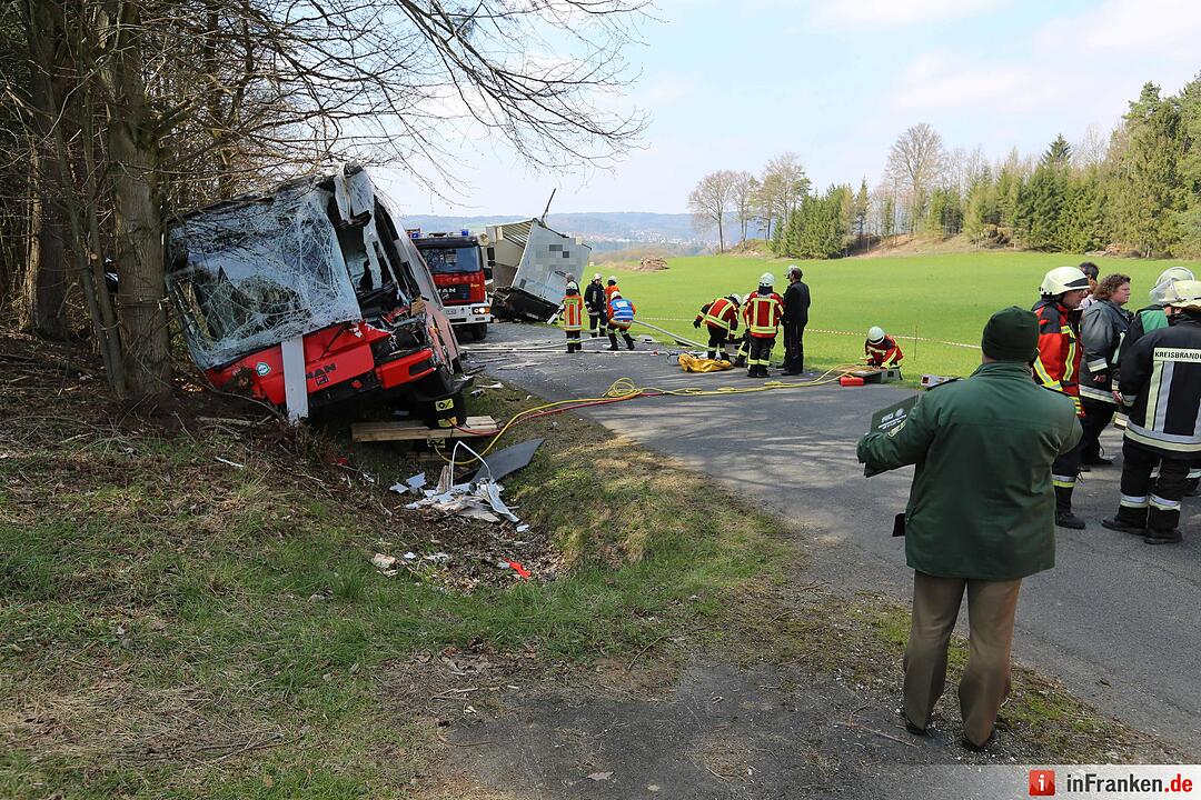 Lkw kracht gegen Schulbus
