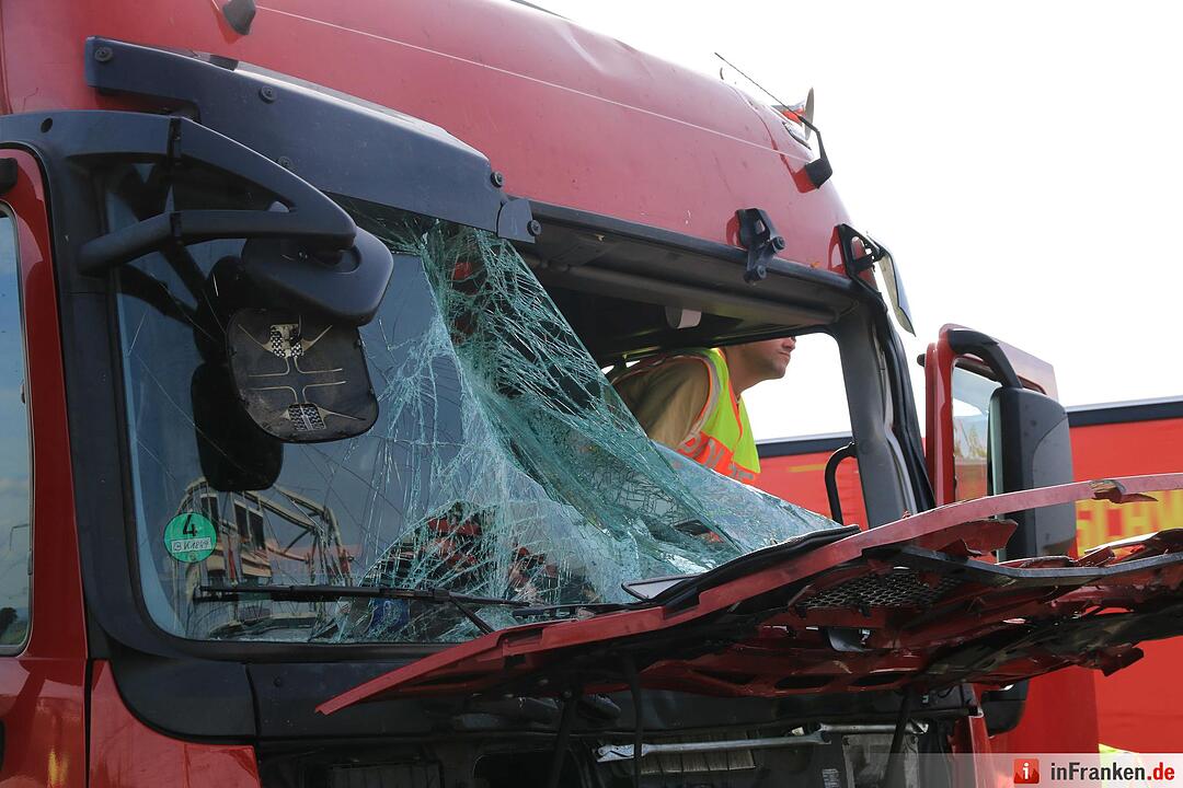 Lkw donnert in WarnleitanhŠnger von Wanderbaustelle - Autofahrer wenden eigenstŠndig und werden zu Geisterfahrern
