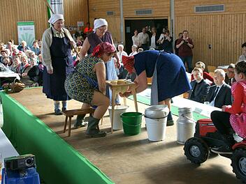 Beim Melken spritzte die Milch aus Versehen einige Male zwischen den Beinen durch auf die Zuschauer. Fotos: Joseph Beck
