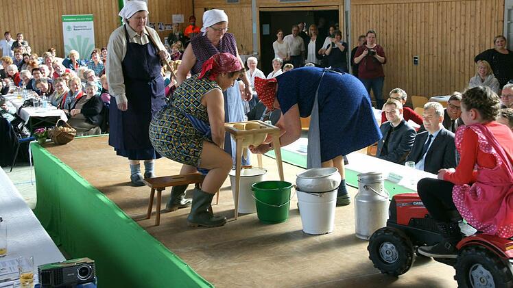 Beim Melken spritzte die Milch aus Versehen einige Male zwischen den Beinen durch auf die Zuschauer. Fotos: Joseph Beck