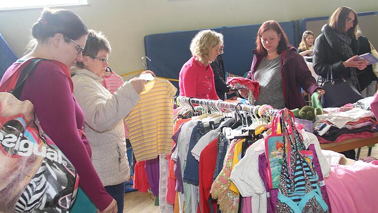Vor allem die Mütter suchen nach der passenden Bekleidung für ihre Zwillinge.           Foto: Gerda Völk