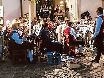 Das Blasorchester Ebern unterhielt zu später Stunde die Besucher des Braugassenfestes. Foto: Saskia Nembach