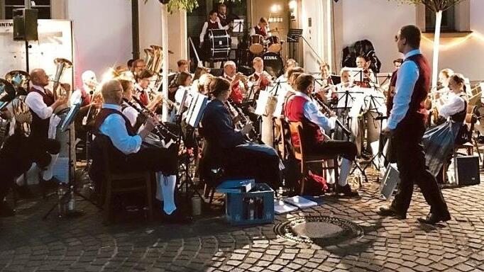 Das Blasorchester Ebern unterhielt zu später Stunde die Besucher des Braugassenfestes. Foto: Saskia Nembach