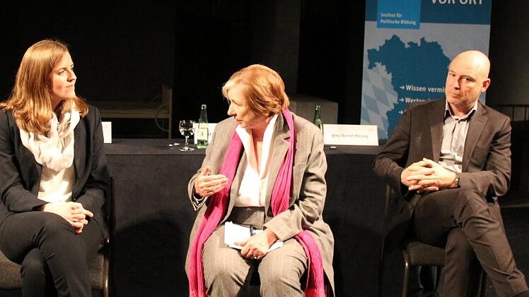 Die Münchner Professorin für  Unternehmens- und Kulturkommunikation Dr. Julia Kirn (links), die Vorsitzende der Hanns-Seidel-Stiftung, Prof. Ursula Männle, und der Nürnberger Intendant Jens-Daniel Herzog  bei der Diskussion des Landestheaters in der Reithalle.Carolin Herrmann