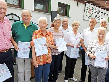 Zum Jubiläum ehrte der Haßbergverein treue Mitglieder. Im Bild (von links) Siegfried Pachulski (Ehrenmitglied), Rudolf Ellner, Christl Geiger und Martha Kreier (alle 40 Jahre), Zweiter Vorsitzender Rudolf Gast, Reinhilde Hardt (40), Hilmar Hardt (50 Jahre und Ehrenvorsitzender), Annemarie Hawly (40), der Vorsitzende des Hauptvereins, Norbert Schmucker, und Vorsitzender Ingo Gareis Foto: Adelheid Waschka