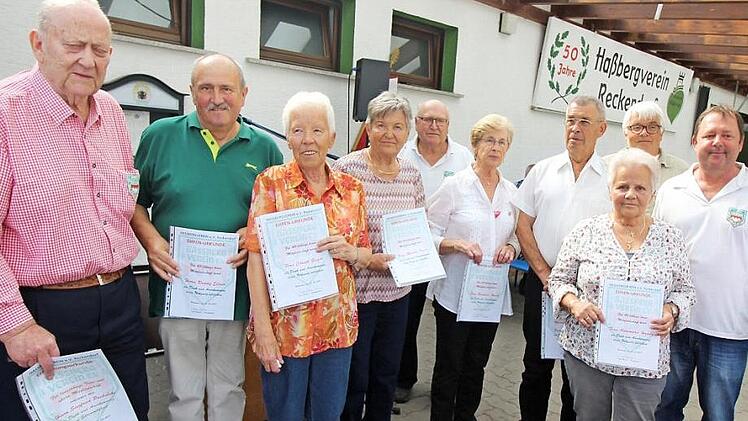 Zum Jubiläum ehrte der Haßbergverein treue Mitglieder. Im Bild (von links) Siegfried Pachulski (Ehrenmitglied), Rudolf Ellner, Christl Geiger und Martha Kreier (alle 40 Jahre), Zweiter Vorsitzender Rudolf Gast, Reinhilde Hardt (40), Hilmar Hardt (50 Jahre und Ehrenvorsitzender), Annemarie Hawly (40), der Vorsitzende des Hauptvereins, Norbert Schmucker, und Vorsitzender Ingo Gareis Foto: Adelheid Waschka