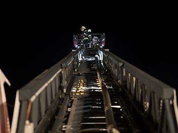 Hollfeld: Wohnhausbrand mit 100.000 Euro Schaden - Bewohner retten sich knapp