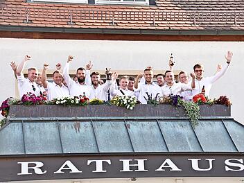 Die Herrenmannschaft des SV Motschenbach holte sich die Meisterschaft in der Fußball-Kreisklasse 4 und durfte nun auf dem Rathausbalkon feiern.