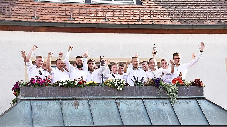 Die Herrenmannschaft des SV Motschenbach holte sich die Meisterschaft in der Fußball-Kreisklasse 4 und durfte nun auf dem Rathausbalkon feiern.