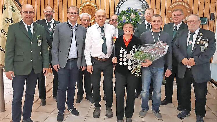 Bild von links nach rechts: Erster Vorsitzender Ronald Meisel, Zweiter Sch&uuml;tzenmeister Max Menzel, Dritter B&uuml;rgermeister Ralf Hartnack, Ehrenvorsitzender Gerhard Neugebauer, Erster Ritter Thomas Sch&ouml;del, Sportleiter Reinhard Schilhanneck, K&ouml;nigin ...