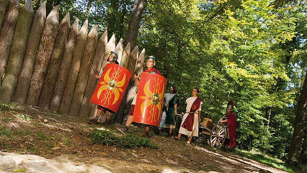 Wie diese R&ouml;mergruppe im Burgstallwald in Gunzenhausen, sind viele Menschen heute noch von r&ouml;mischer Geschichte fasziniert.