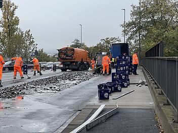 Tausende Liter Bier auf der Straße: Getränkelaster verliert Ladung