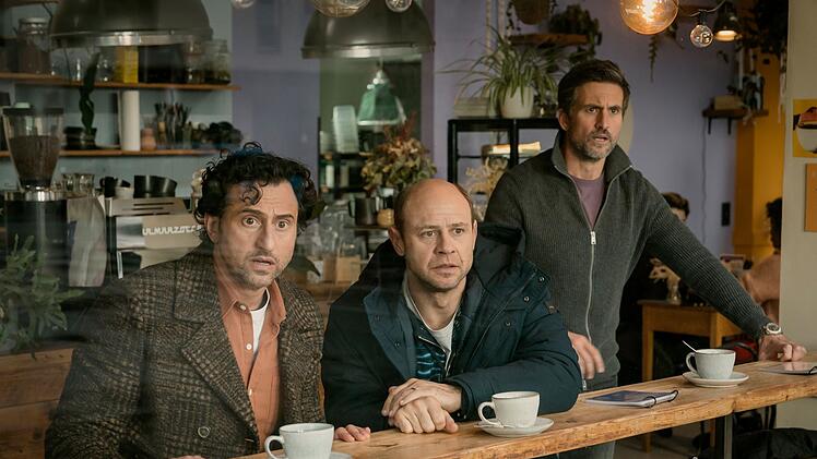 Sehen sich im Alltag abgehängt, von links: Cem (Serkan Kaya), Andi (Moritz Führmann) und Ulf (Tom Beck).