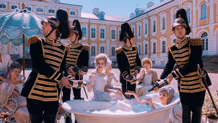 Der ekstatische Hofstaat von K&ouml;nigin Marie Antoinette (Verena Altenberger, in der Badewanne) ist ein Highlight der Serie.