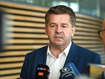 Sven Schulze spricht nach CDU-Fraktionsversammlung vor der Presse