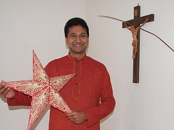 Der Stern ist in Indien das Weihnachtssymbol schlechthin. Pater Augustin Parambakathu im traditionellen indischen Männer-Gewand, bestehend aus dem Oberteil genannt ,Jhuba' und dem Unterkleid namens ,Mundu' mit einem modernen indischen Weihnachtsstern. Foto: Eckert