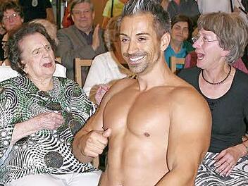 Zum 100. Geburtstag wurde für Martha Zipser (links) im Altenheim gestrippt. Foto: Manja von Nida