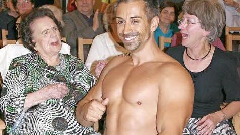 Zum 100. Geburtstag wurde für Martha Zipser (links) im Altenheim gestrippt. Foto: Manja von Nida