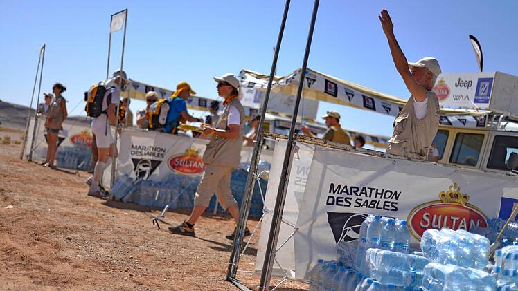 Wasser ist in der Wüste besonders wichtig. Bis zu neun Liter nehmen die Läufer pro Tag zu sich.  Fotos: Marathon des Sables (11)