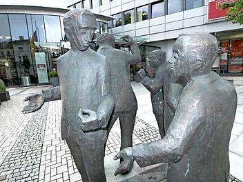 "Der Kreislauf des Geldes" heißt diese Skulptur des Forchheimer Künstlers Hans Dressel vor der Sparkasse.  Foto: Josef Hofbauer