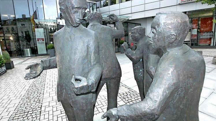"Der Kreislauf des Geldes" heißt diese Skulptur des Forchheimer Künstlers Hans Dressel vor der Sparkasse.  Foto: Josef Hofbauer