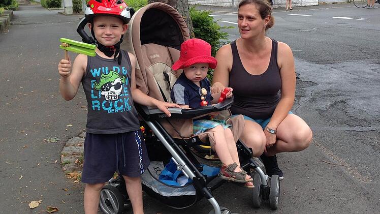Sabine Müller wartete mit ihren Kindern auf Familienoberhaupt Tobias. Foto: Daniel Ruppert