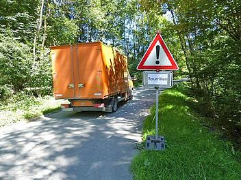 Dringend sanierungsbedürftig ist derzeit nur ein etwa 50 Meter langes Teilstück der Gemeindeverbindungsstraße Gumpersdorf-Stadtsteinach unweit des Ortsausganges in Richtung Stadtsteinach. Die Firma GSG Guttenberger Straßenbaugesellschaft mbH hat es, worauf das Verkehrsschild "Spurrillen" deutlich hinweist, bereits abgefräst und wird es bald für rund 5000 Euro neu asphaltieren.  Foto: Klaus-Peter Wulf