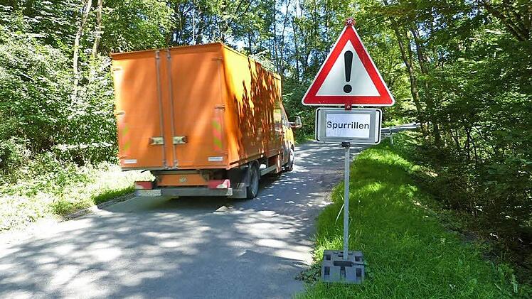 Dringend sanierungsbedürftig ist derzeit nur ein etwa 50 Meter langes Teilstück der Gemeindeverbindungsstraße Gumpersdorf-Stadtsteinach unweit des Ortsausganges in Richtung Stadtsteinach. Die Firma GSG Guttenberger Straßenbaugesellschaft mbH hat es, worauf das Verkehrsschild "Spurrillen" deutlich hinweist, bereits abgefräst und wird es bald für rund 5000 Euro neu asphaltieren.  Foto: Klaus-Peter Wulf