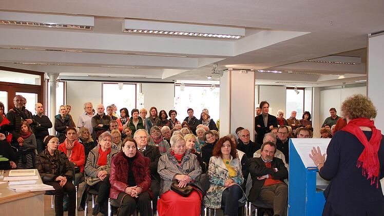 So voll wie am Sonntag bei der Vernissage zur Ausstellung "Nähe und wachse" von Michaela Schwarzmann war die Galerie im ehemaligen Modehaus Xaver Mayr selten.Katharina Becht