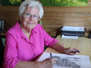 Inge Kirch hat Tuschezeichnungen gemalt, die zugunsten der Kirchenrenovierung verkauft werden. Heike Beudert