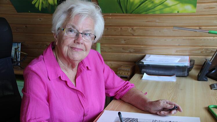 Inge Kirch hat Tuschezeichnungen gemalt, die zugunsten der Kirchenrenovierung verkauft werden. Heike Beudert