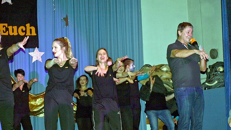 Bei "Macarena" machten alle mit, auch Spartenleiter  Gerhard Wunder (re)Susanne Deuerling