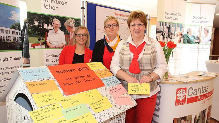 Die Caritas warb mit dem Slogan: "Wir bauen am Haus der Zukunft" - (von links): Carolin Becker, Christine Rubeck und Simone Lahl.