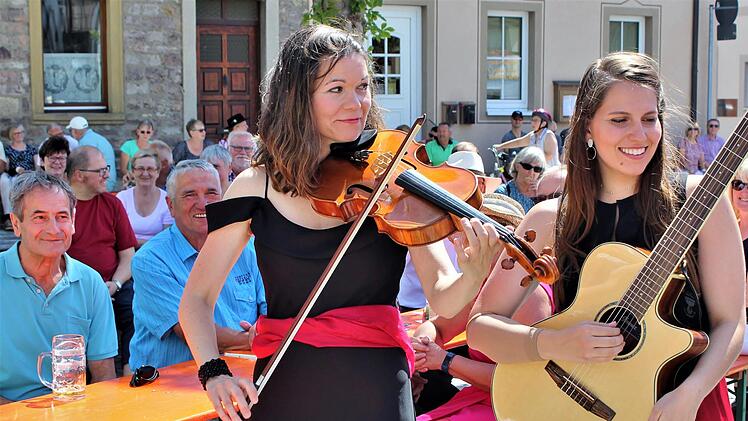 Viola ‘n-Guitar, Regina Brand und Anita Benitez. Werner Vogel